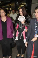 Aishwarya Rai Bachchan returns from Chicago - Big b comes to receive in Mumbai Airport on 5th Oct 2012 (11).JPG